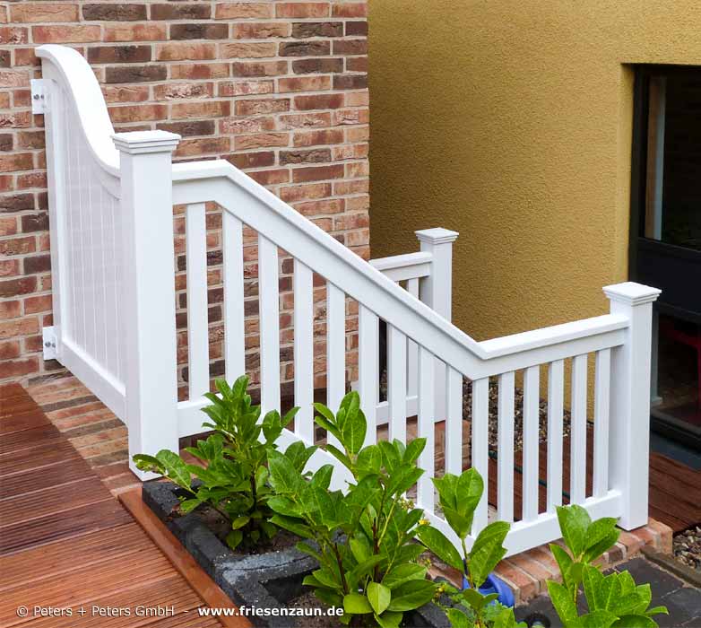 PREMIUM Holzgeländer - Eine dekorative Lösung - Weiße Absturzsicherung mit einem Geländer aus massivem Hartholz.