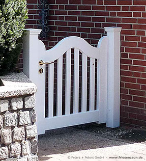 Sylter Gartentor mit Satteldach - Friesentor SCHLESWIG aus dauerhaftem Hartholz - Maßanfertigung von Peters + Peters.
