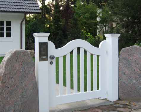 Sylter Gartentor mit Satteldach - Friesentor SCHLESWIG aus dauerhaftem Hartholz - Maßanfertigung von Peters + Peters.