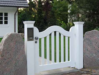 Sylter Gartentor mit Satteldach - Friesentor SCHLESWIG aus dauerhaftem Hartholz - Maßanfertigung von Peters + Peters.