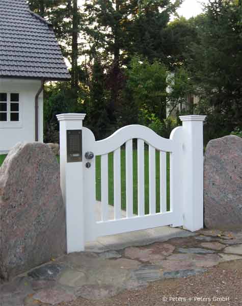 Sylter Gartentor mit Satteldach - Friesentor SCHLESWIG aus dauerhaftem Hartholz - Maßanfertigung von Peters + Peters.