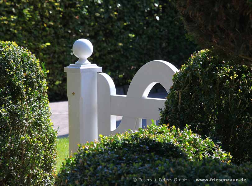 Sehr dekorativ - weiße Torpfosten mit Orignal Sylter Kugelabdeckungen.