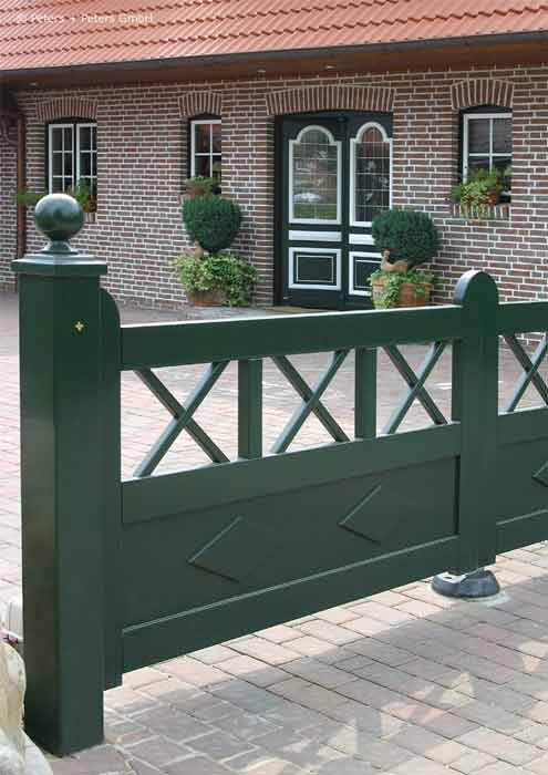 Sylter Gartentor mit Satteldach - Friesentor SCHLESWIG aus dauerhaftem Hartholz - Maßanfertigung von Peters + Peters.