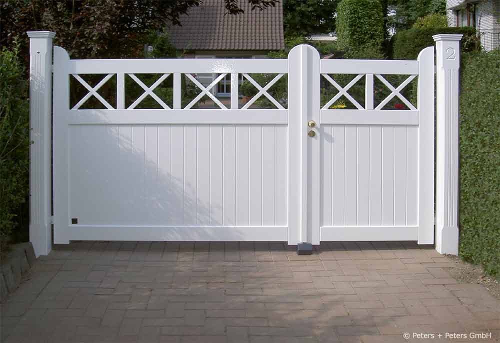 Sylter Gartentor mit Satteldach - Friesentor SCHLESWIG aus dauerhaftem Hartholz - Maßanfertigung von Peters + Peters.