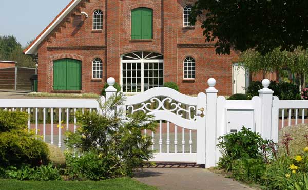 Gartentor im Sylter Friesenstil - Holztor FRIESLAND - Hartholz weiß oder farbig lackiert - Einfahrtstore von Peters + Peters.