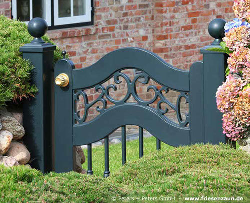 Gartentor im Sylter Friesenstil - Holztor FRIESLAND - Hartholz weiß oder farbig lackiert - Einfahrtstore von Peters + Peters.