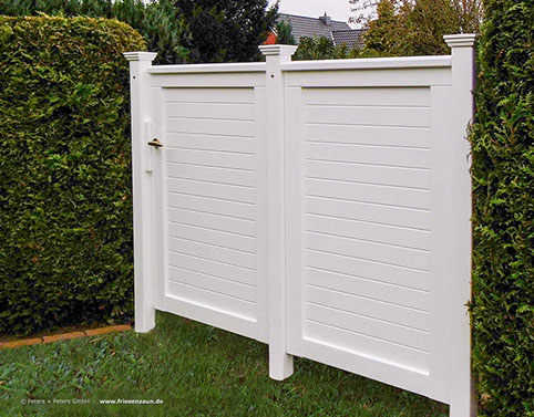 Blickdichte Gartentore mit nostalgischem Satteldach schützen dekorativ und wirkungsvoll Ihre Privatsphäre.