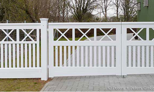 Sylter Gartentor mit Satteldach - Friesentor SCHLESWIG aus dauerhaftem Hartholz - Maßanfertigung von Peters + Peters.