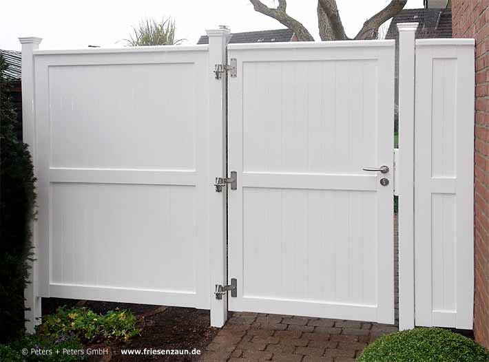 Gartentor OHLAND - Weiße Holztore nach Maß gefertigt. Sichtschutztor OHLAND mit verstellbaren Toraufhängungen aus rostfreiem Edelstahl