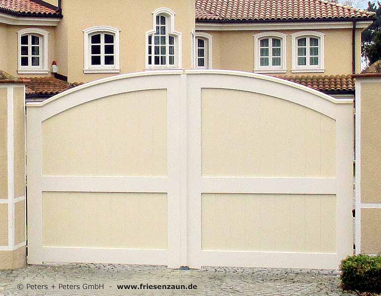 Anfertigung nach Maß - massives Sichtschutztor aus wertvollem Hartholz - farblich an die Farbgebung der Villa angepasst.