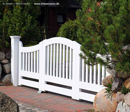 Ein Traum in weiß - Holz in seiner schönsten Form - Asymmetrisches Gartentor Kortenland aus dauerhaftem FSC Hartholz.