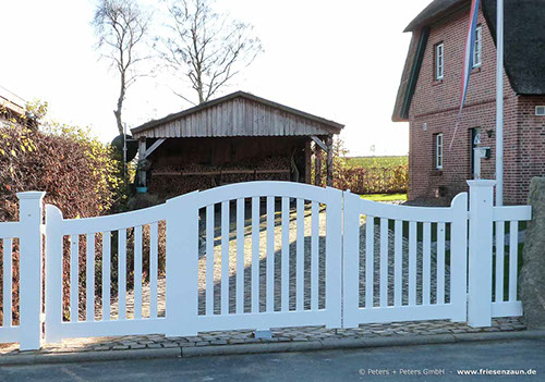 Passend zu jedem Haustyp - weißes Gartentor Kortenland.