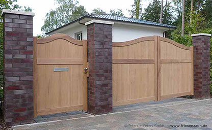 Blickdichtes Sichtschutztor - massives Holztor aus wertvollem ODUM-IROKO Hartholz - Ausführung Natur.