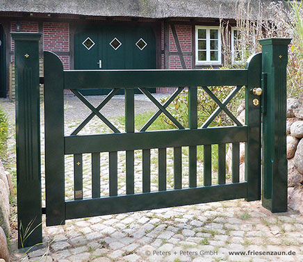 Sylter Gartentor mit Satteldach - Friesentor SCHLESWIG aus dauerhaftem Hartholz - Maßanfertigung von Peters + Peters.