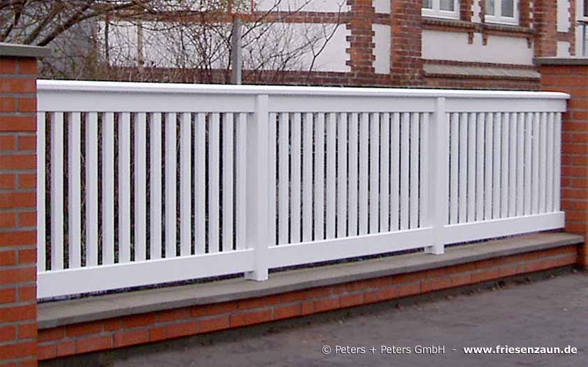 Gartenzaun aus massiven Rahemelementen mit Satteldach - Weisser Gartenzaun auf Mauersockel.