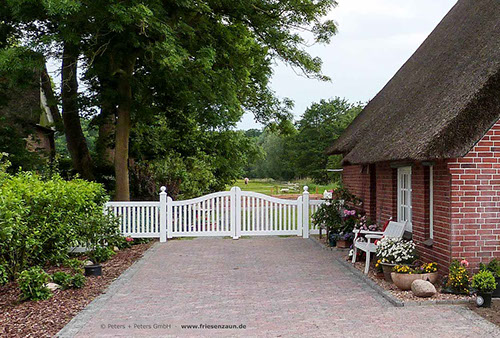 Sylter Gartentor mit Satteldach - Friesentor SCHLESWIG aus dauerhaftem Hartholz - Maßanfertigung von Peters + Peters.