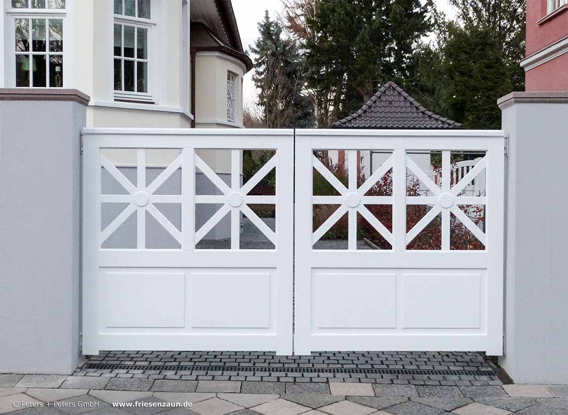 Weißes Sichtschutztor nach Kundenentwurf - Individuelle Gartentore aus wertvollem Hartholz von Peters + Peters.