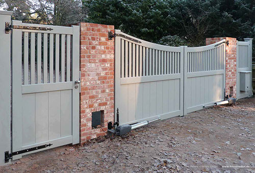 Individuelle Gartentoranlage - Sichtschutztore Hartholz mit elektrischem Torantrieb.