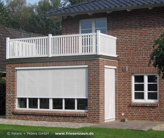 Kleine Dachterrasse mit weißem Holzgeländer.