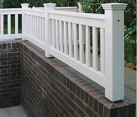 Holzgeländer als Absturzsicherung für eine außenliegende  Kellertreppe - Hartholz weiß lackiert.