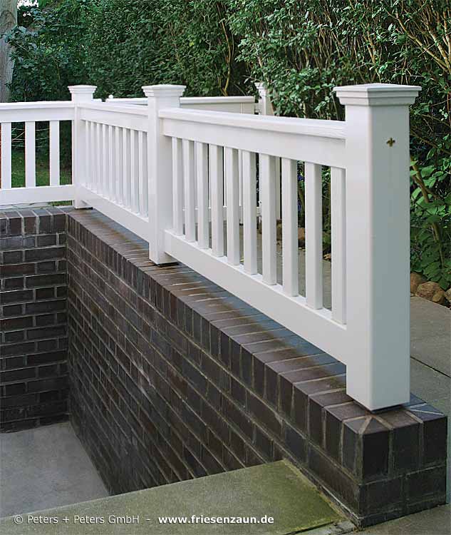 Holzgeländer als Absturzsicherung für eine außenliegende  Kellertreppe - Hartholz weiß lackiert.