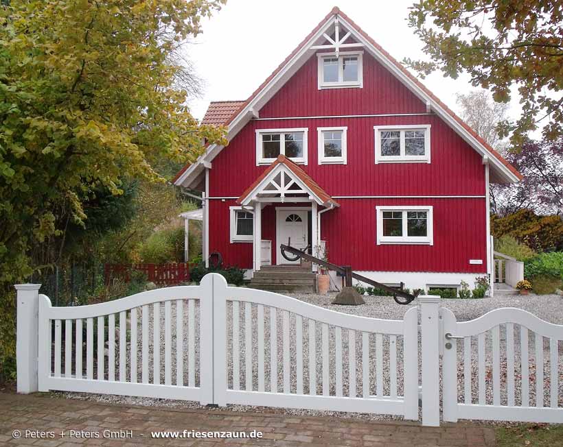 Sylter Gartentor mit Satteldach - Friesentor SCHLESWIG aus dauerhaftem Hartholz - Maßanfertigung von Peters + Peters.