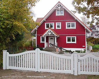 Sylter Gartentor mit Satteldach - Friesentor SCHLESWIG aus dauerhaftem Hartholz - Maßanfertigung von Peters + Peters.