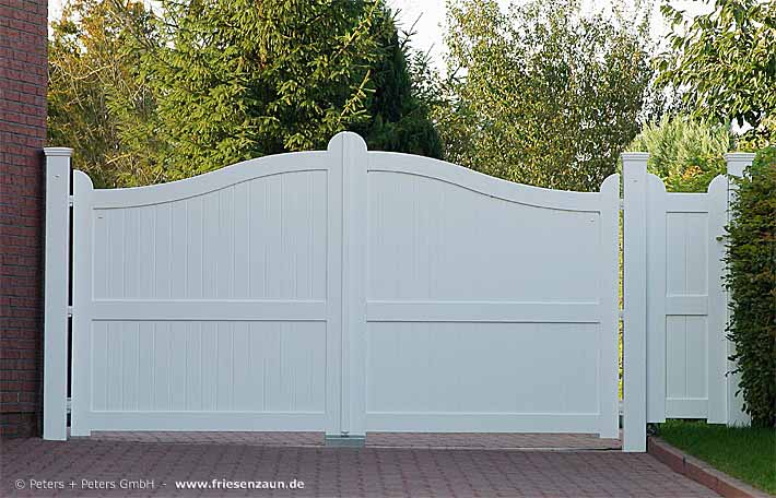 Sylter Sichtschutztor mit blickdichter Füllung - Weiße Hoftore im beliebtem Friesenstil.