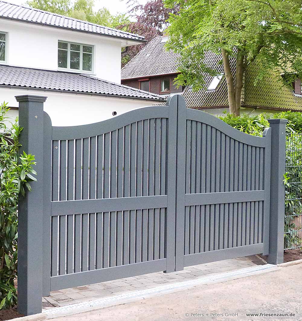 Graues Sichtschutztor - Hohes Gartentor mit blickhemmenden Staketen.