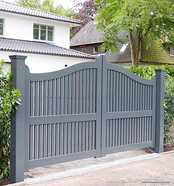 Graues Sichtschutztor - Hohes Gartentor mit blickhemmenden Staketen.