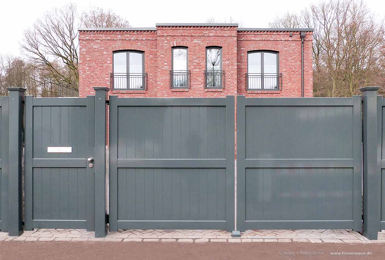 Doppeltor + Einzeltor Gartentoranlage mit Sichtschutz - Sichtschutztore von Peters + Peters