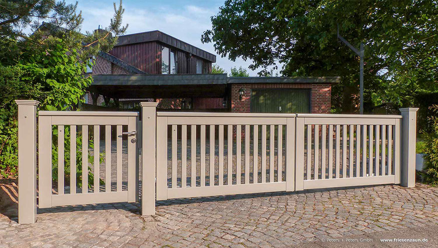 Doppeltor Holztor OHLAND mit elektrischem Torantrieb - Torautomatik - Lösung ohne Auflaufstütze in der Mitte.