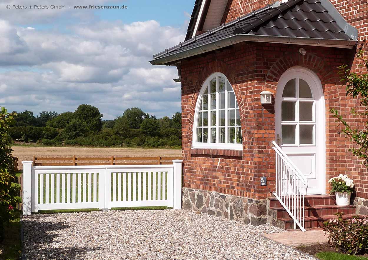 Weißes Doppeltor OHLAND - Sylter Gartentore aus dauerhaftem Hartholz mit 25 Jahren Garantie.