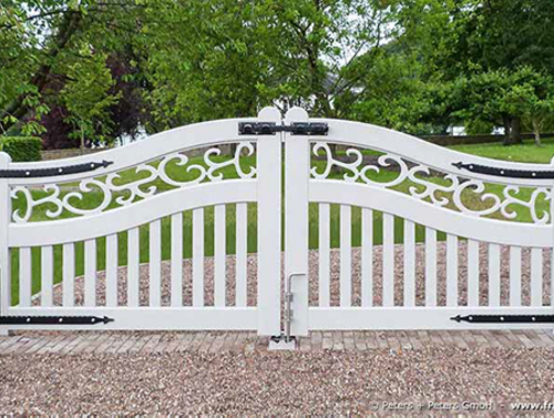 Gartentor im Sylter Friesenstil - Holztor FRIESLAND - Hartholz weiß oder farbig lackiert - Einfahrtstore von Peters + Peters.