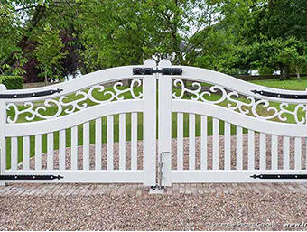 Gartentor im Sylter Friesenstil - Holztor FRIESLAND - Hartholz weiß oder farbig lackiert - Einfahrtstore von Peters + Peters.