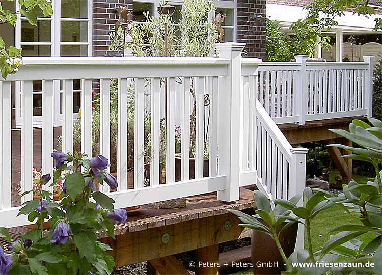 Weißes Geländer für Dachterrasse und Treppe aus wertvollem Hartholz - Maßanfertigung mit 25 Jahren Garantie.