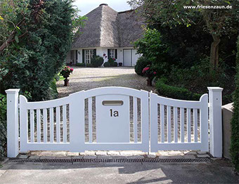 Sylter Gartentor KORTENLAND - Das geschwungene Gartentor mit der asymmetrischen Aufteilung für die schmale Auffahrt