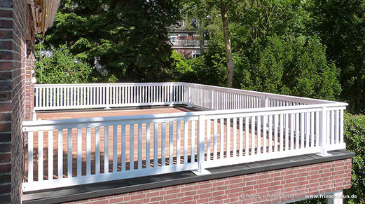 Große Dachterrasse mit weißem PREMIUM - Holzgeländer aus ODUM-IROKO Hartholz (Flegt-konform)