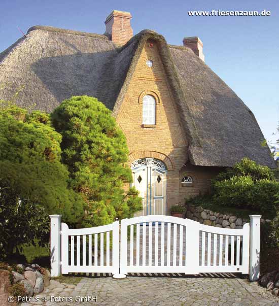 Sylter Friesentor mit asymmetrischer Teilung - weißes Holztor KORTENLAND.