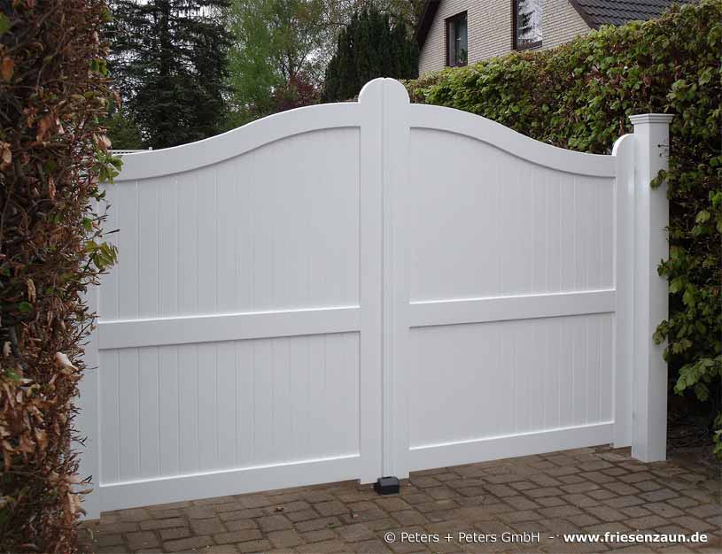 Sylter Gartentor mit Satteldach - Friesentor SCHLESWIG aus dauerhaftem Hartholz - Maßanfertigung von Peters + Peters.
