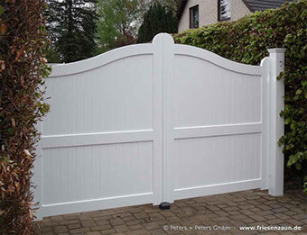 Einfahrtstor mit Sichtschutz - blickdichtes Gartentor im Sylter Friesenstil - Maßanfertigung von Peters + Peters.