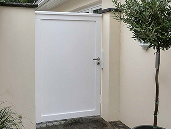 Gartenmauer zwischen Haus und Garage - Gartentür Hartholz weiß - geschlossene Füllung als Sichtschutz - Maßanfertigung.