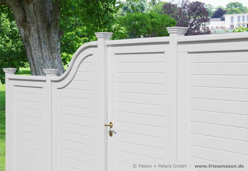 Sichtschutzwand Garten aus weiß lackiertem Hartholz - Anfertigung nach Maß von Peters + Peters.