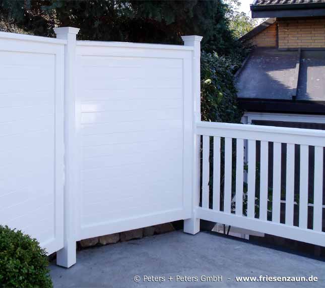 Geländer und hochwertiger Sichtschutz aus Flegt-konformen Hartholz.