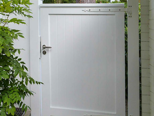 Einzeltor Holzpforte Holz weiß mit Sichtschutz.