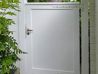 Einzeltor Holzpforte Holz weiß mit Sichtschutz.
