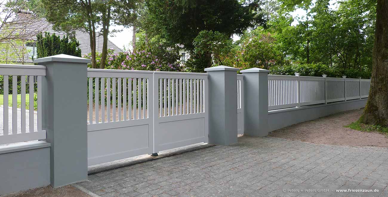 Hohes Gartentor - extra massives Holztor mit massivem Holzzaun auf Mauersockel.