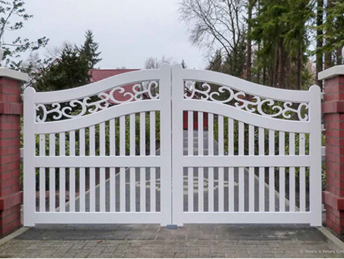 Gartentor im Sylter Friesenstil - Holztor FRIESLAND - Hartholz weiß oder farbig lackiert - Einfahrtstore von Peters + Peters.