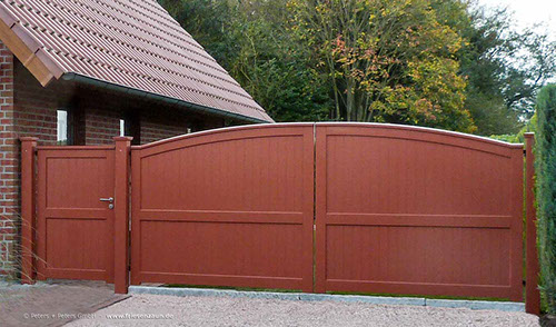 Blickdichte Gartentür aus FSC Hartholz mit Edelstahl-Türgriff + Schloss - Pfosten 14 x 14 und Sichtschutzwand als Maueranschluß.