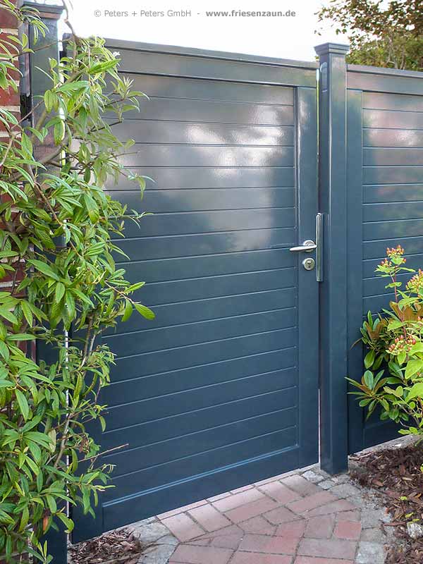 Hochwertiger Sichtschutz Terrasse und Garten mit Einzeltor.